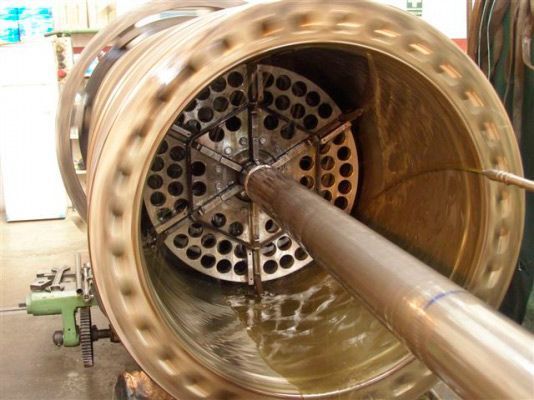 El interior de un tubo grande de metal con agujeros.