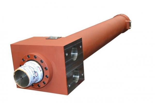 Un tubo rojo con una brida de metal en el extremo