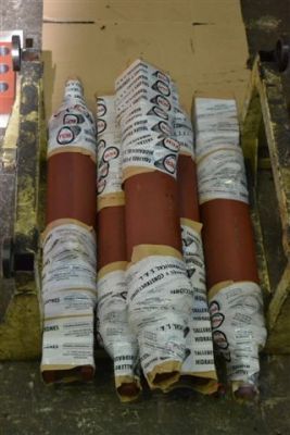 Un montón de tubos están envueltos en periódico y cinta adhesiva.