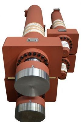 Un primer plano de un cilindro hidráulico sobre un fondo blanco.