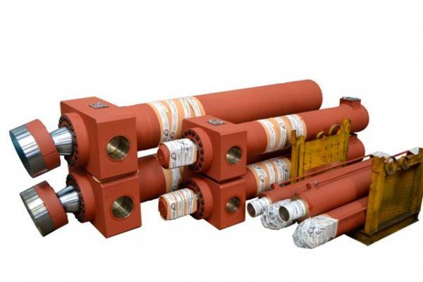 Un montón de cilindros rojos se apilan uno encima del otro sobre un fondo blanco.