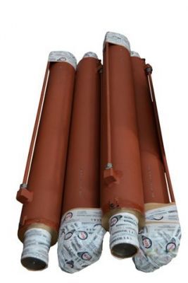 Un grupo de tubos rojos apilados uno encima del otro sobre un fondo blanco.