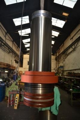 Un gran cilindro de metal se encuentra en un almacén.