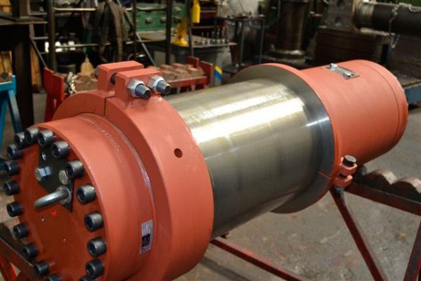 Un gran objeto de metal está sobre una mesa en una fábrica.