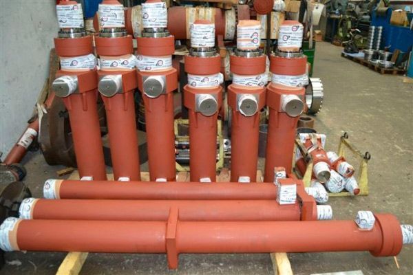 Un montón de tubos rojos están apilados uno encima del otro