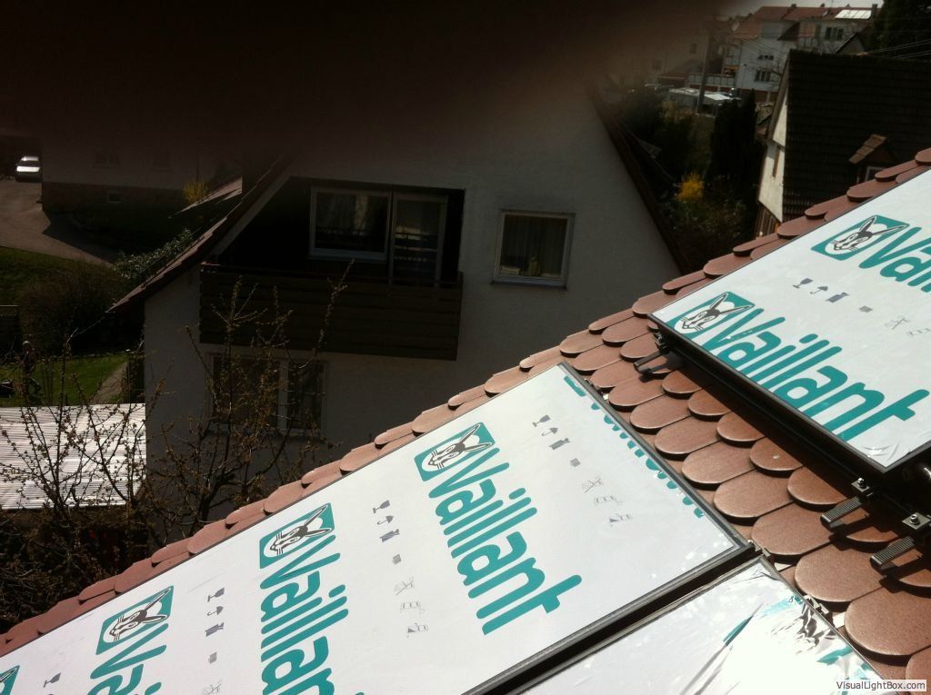 Vaillant-Schild auf einem Dach