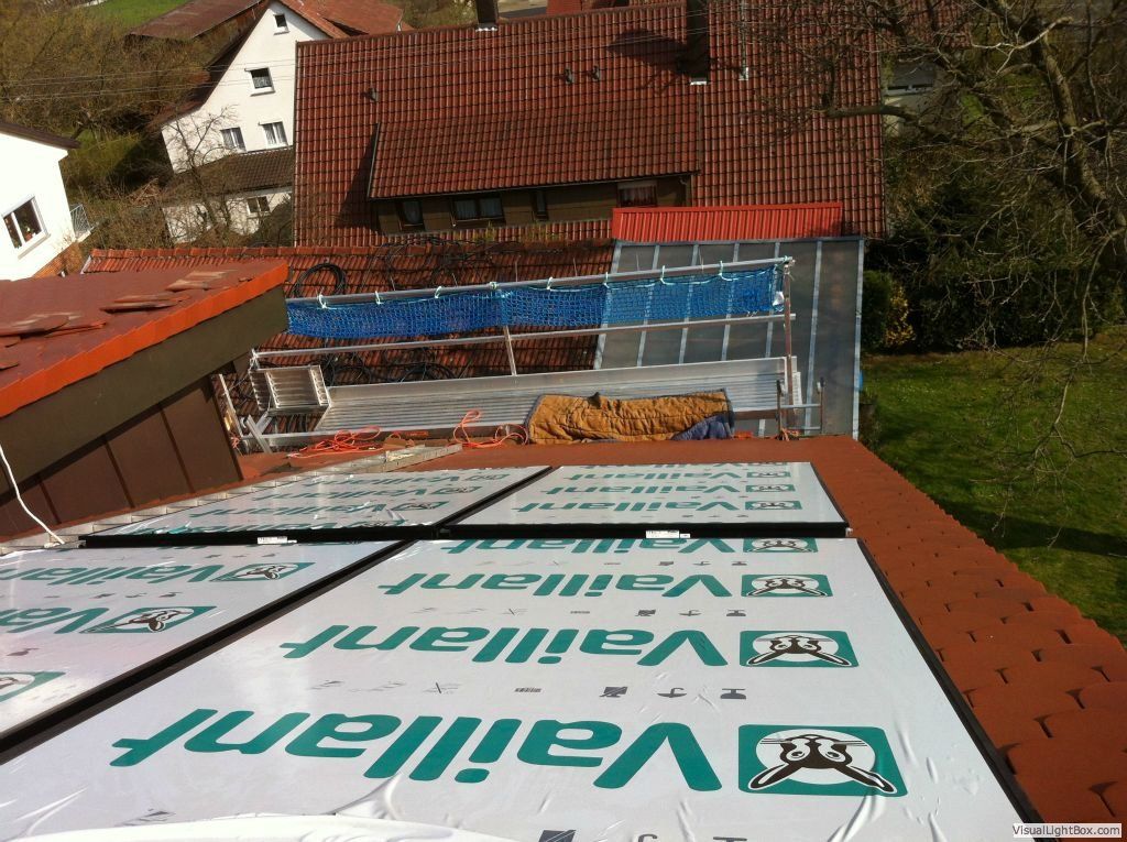 Blick auf ein Vaillant-Schild auf einem Dach