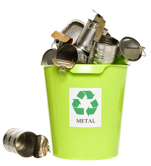 Contenedor verde de reciclaje para metales, lleno de latas y otros metales de desecho
