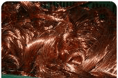 Primer plano de un cabello ondulado de color cobrizo brillante que llena el encuadre