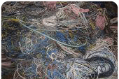 Un enredo de cables de varios colores amontonados desordenadamente