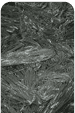 Primer plano de un material gris oscuro con una textura de patrones fibrosos y arrugados