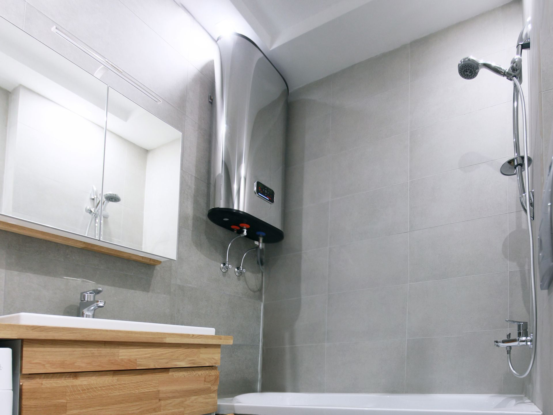 Chauffe-eau gris salle de bains