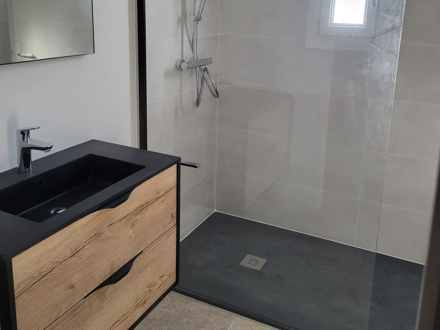 Lavabo noir robinet et douche