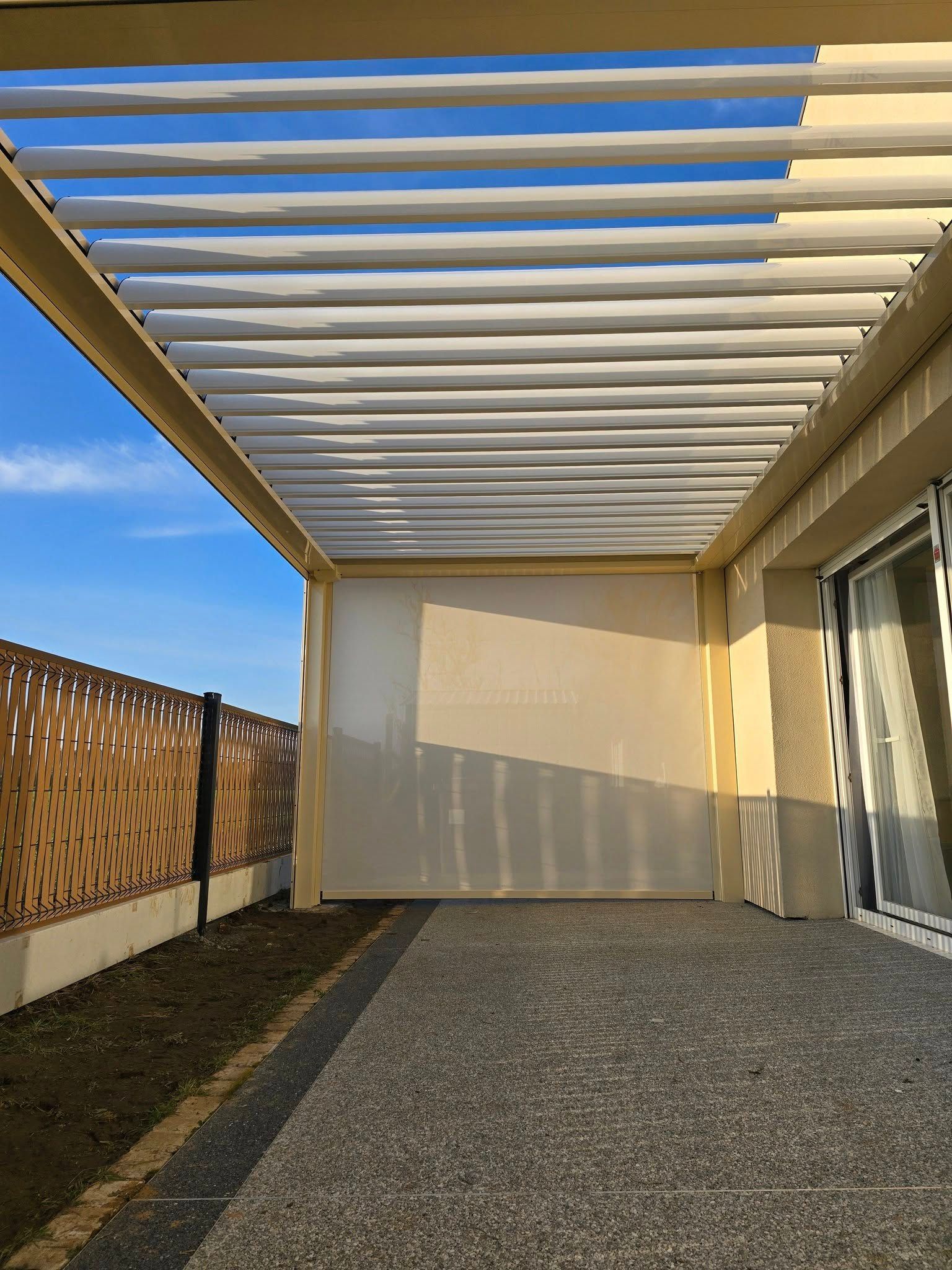 Dessous d'une pergola blanche.