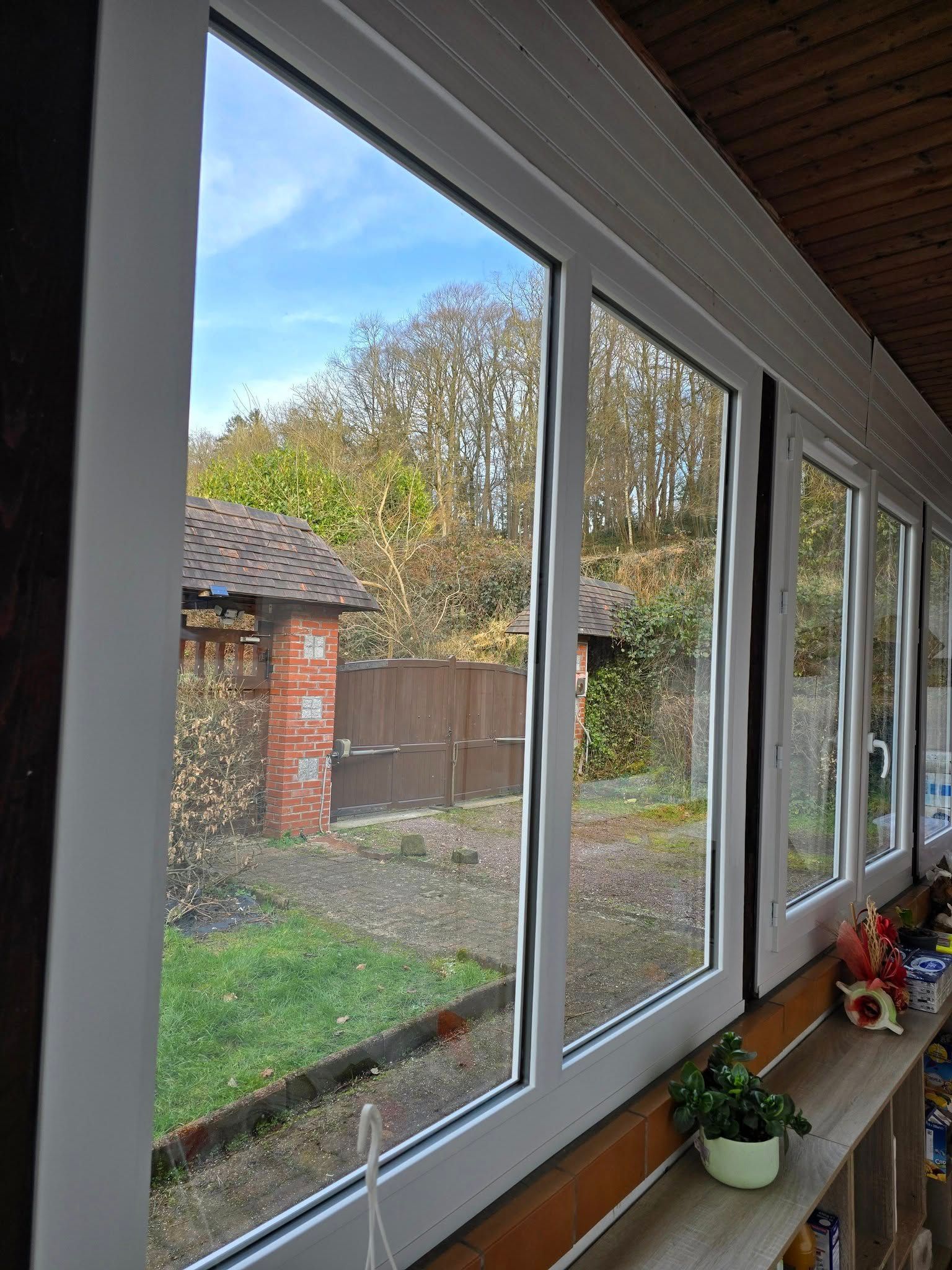 Plusieurs fenêtres vues de l'intérieur d'une habitation.