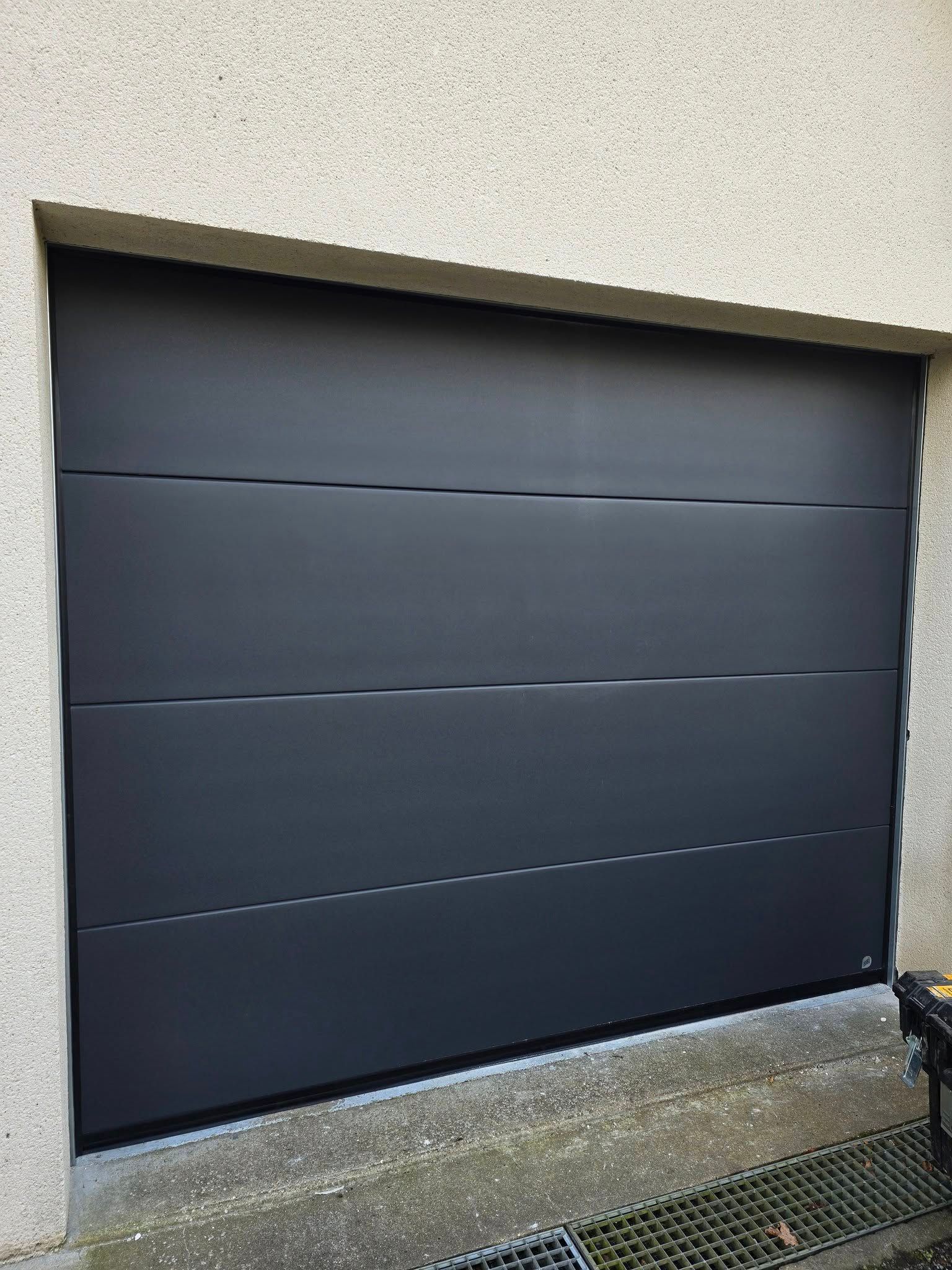 Porte de garage bleu sombre fermée.