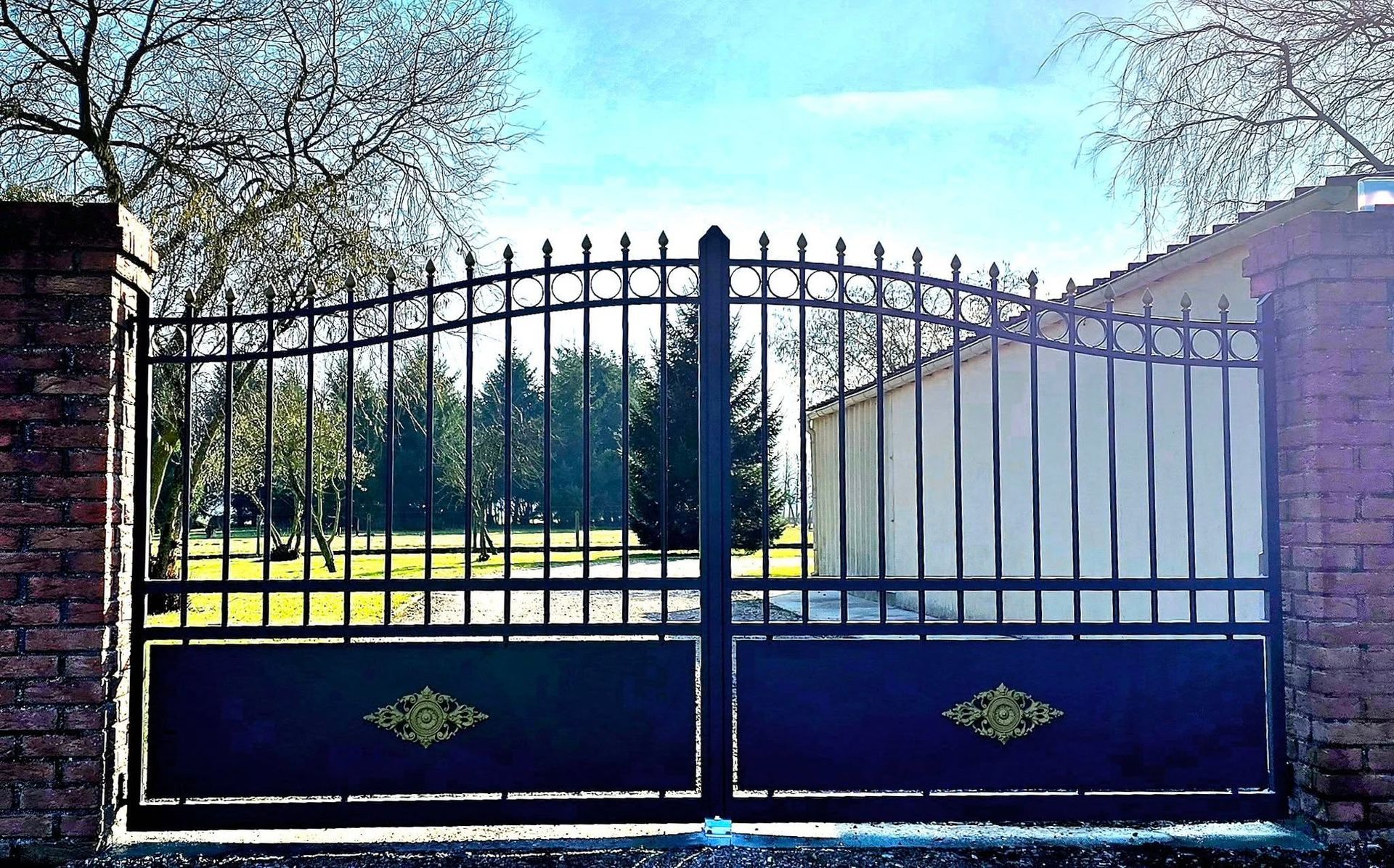 Portail fermé avec une grille en fer forgé.