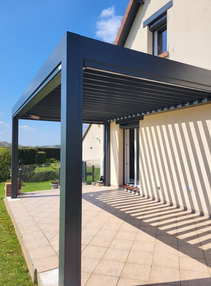 Pergolas sur un morceau de terrasse d'une habitation.