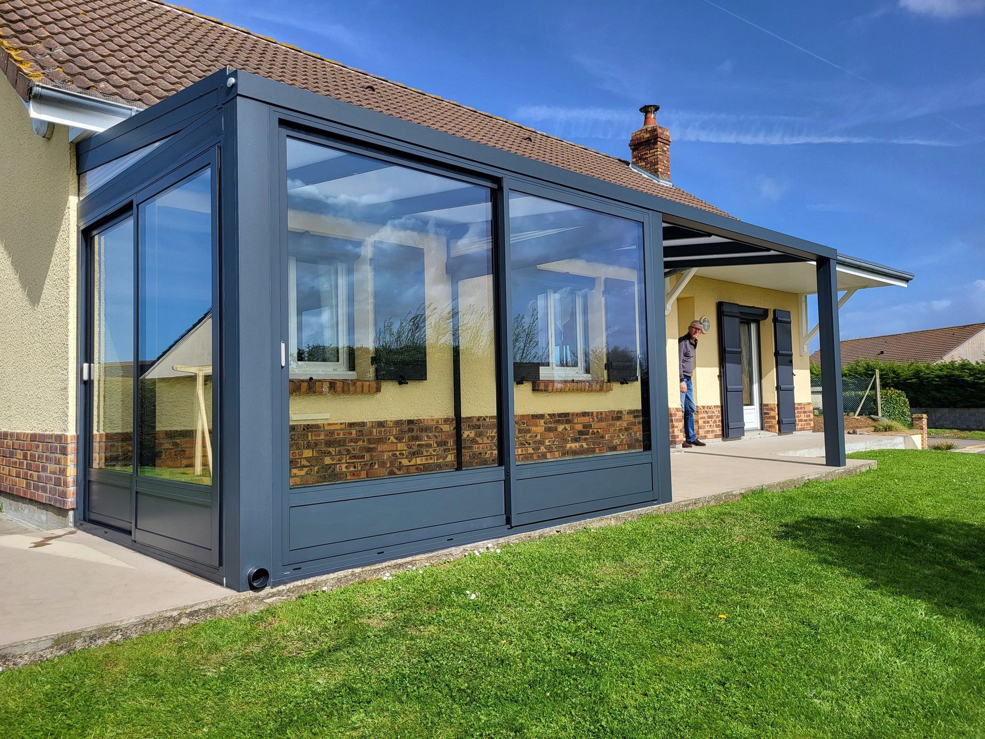 Extérieur d'une pergola aux baies vitrées coulissantes.