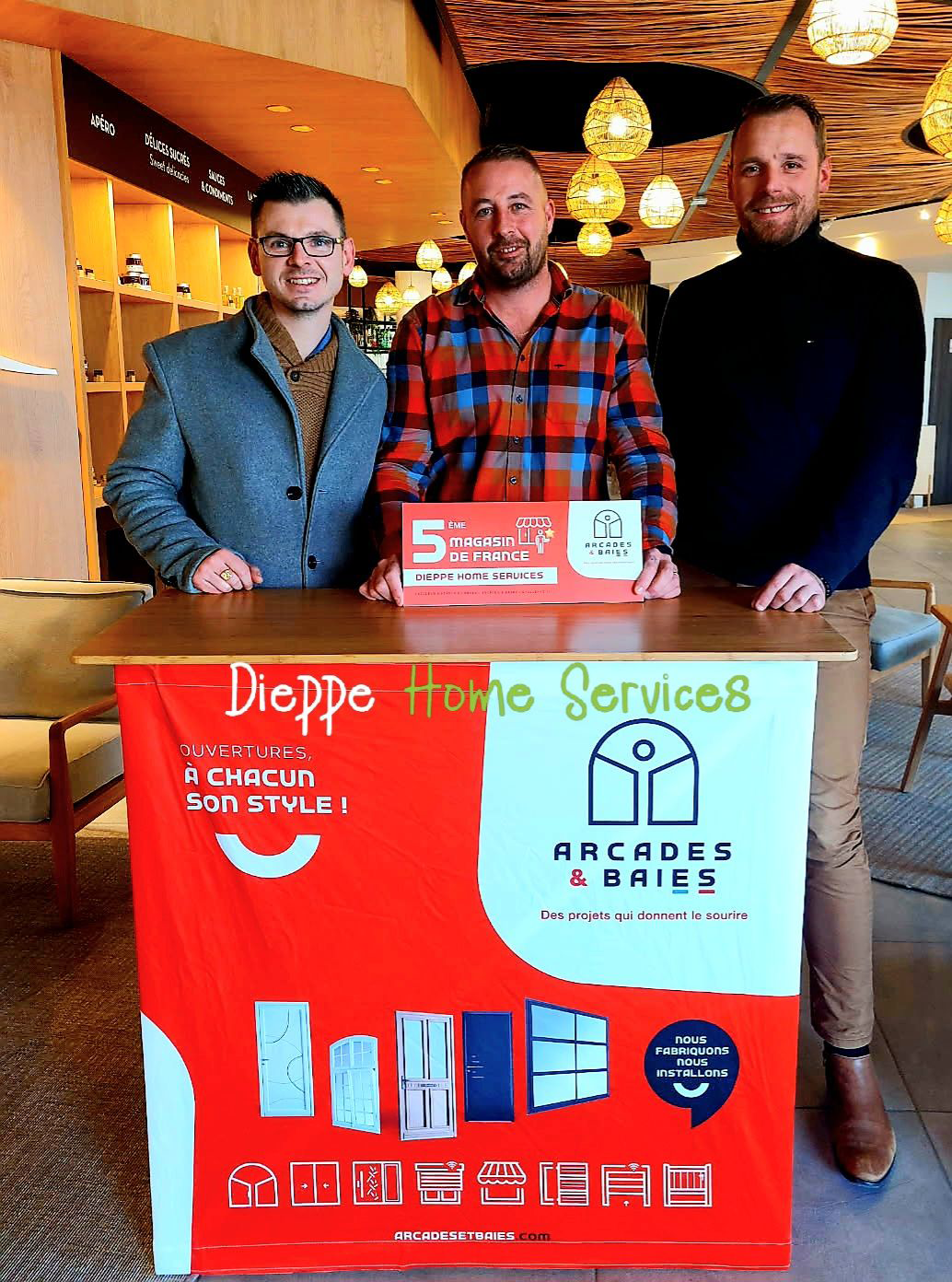 Trois personnes souriantes portant l'indication de 5e magasin de France.