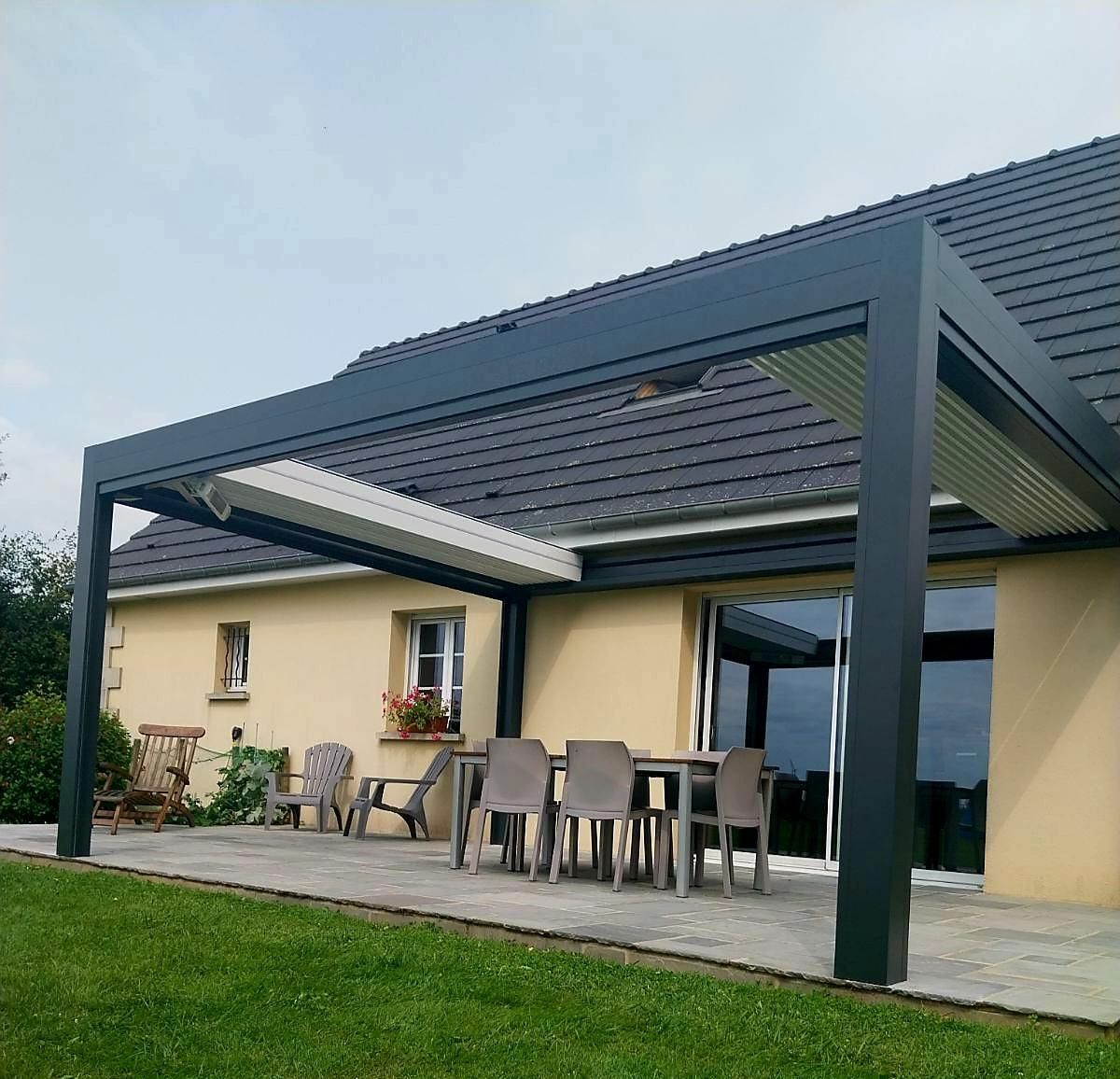 Table et chaises sous une pergola 09