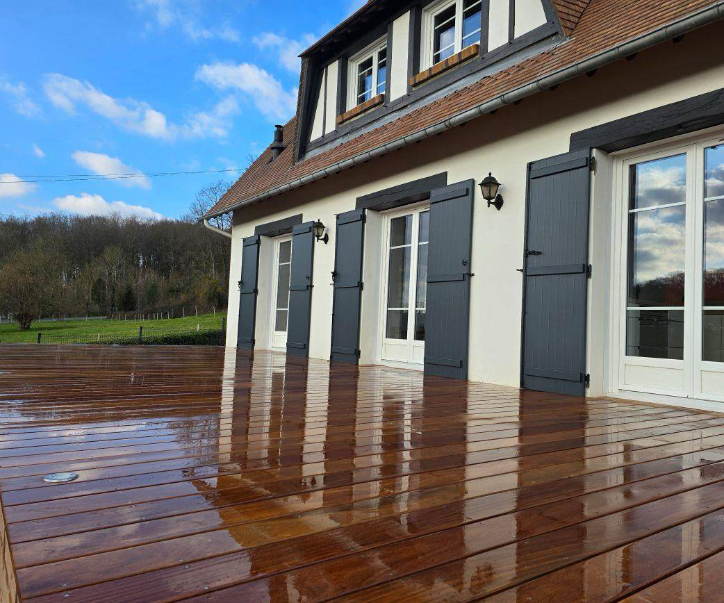 Terrasse en bois brun foncé brillant.