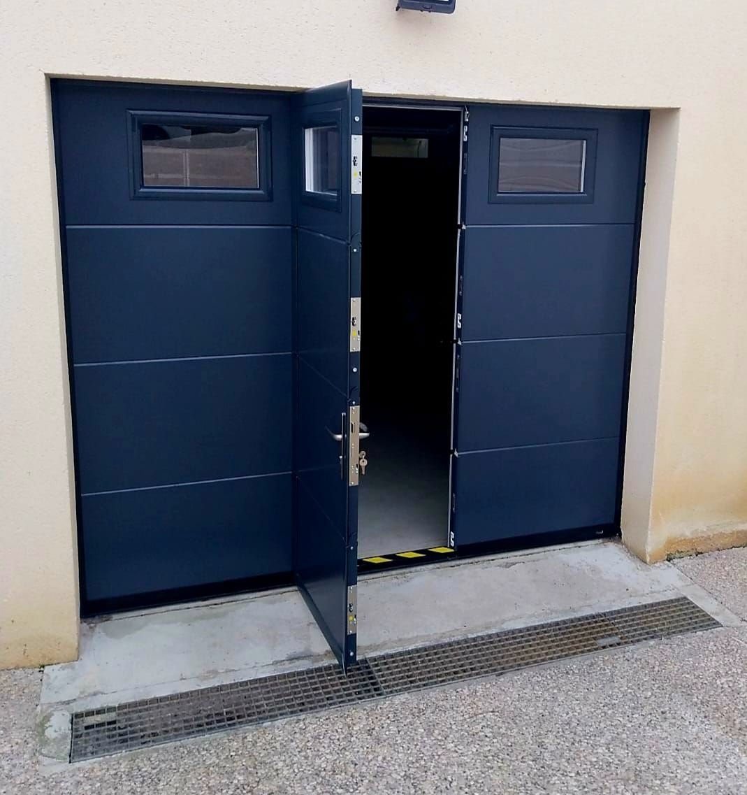 Porte du milieu d'une porte de garage ouverte.