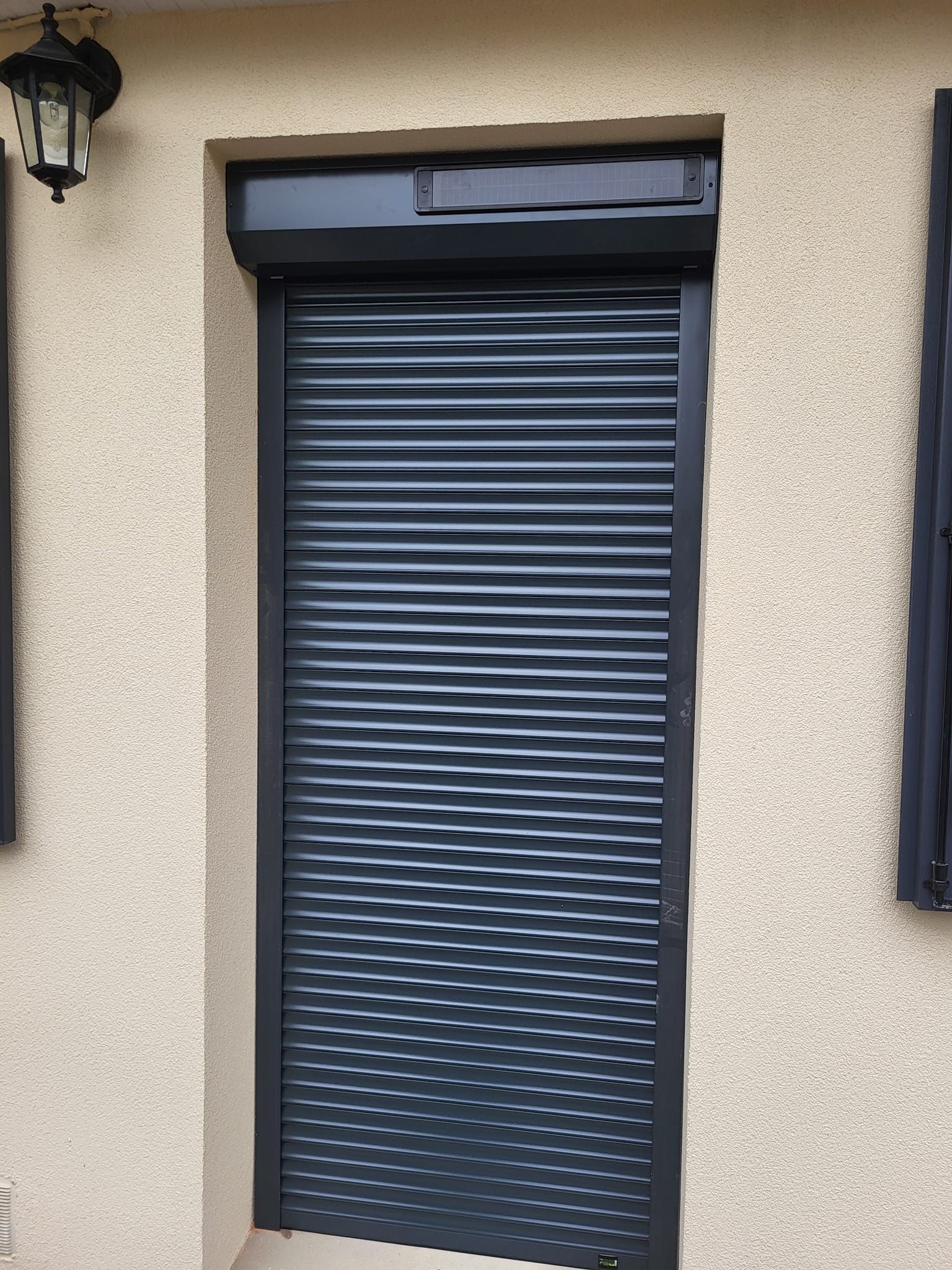 Volet roulant noir anthracite fermé.