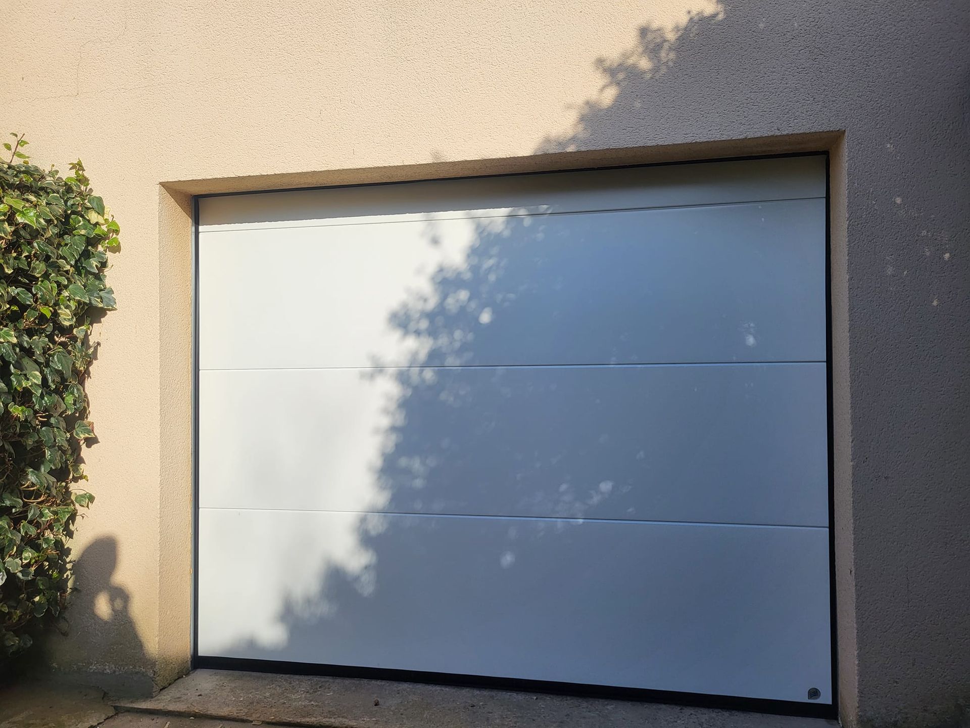 Porte de garage blanche fermée.
