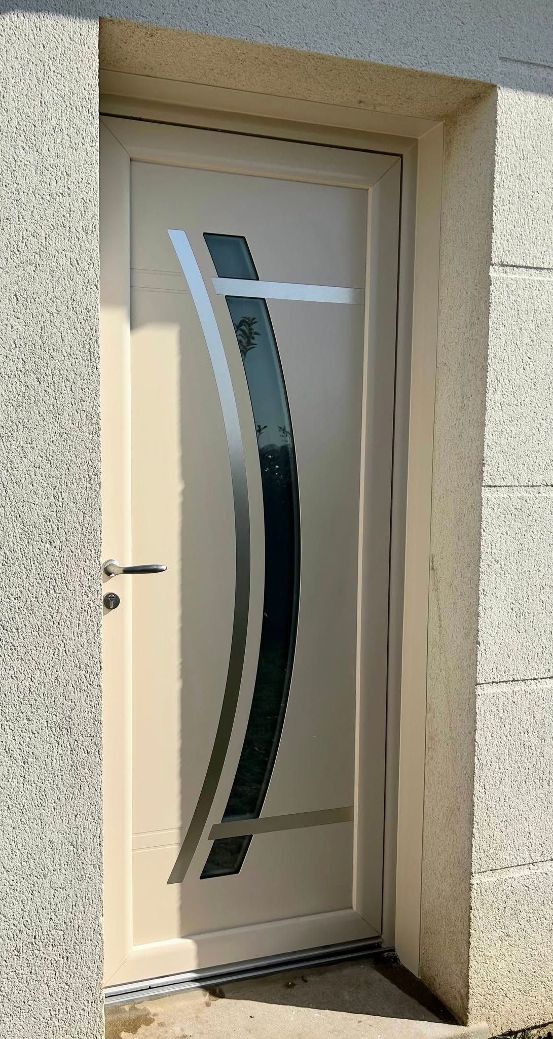 Porte d'entrée blanche fermée.