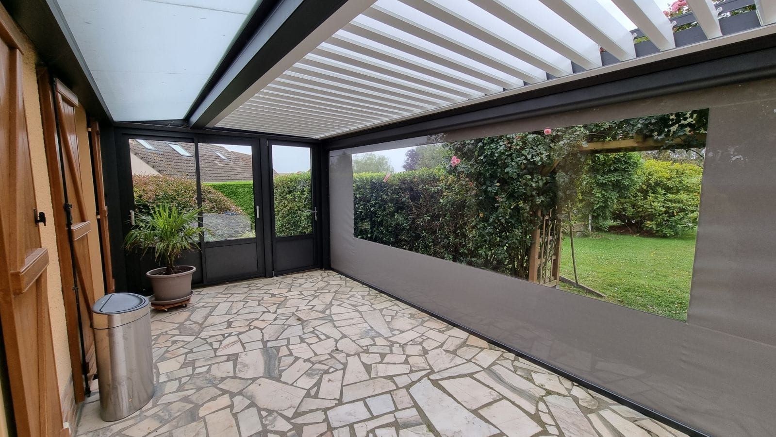 Intérieur d'une pergola fermée sur une terrasse