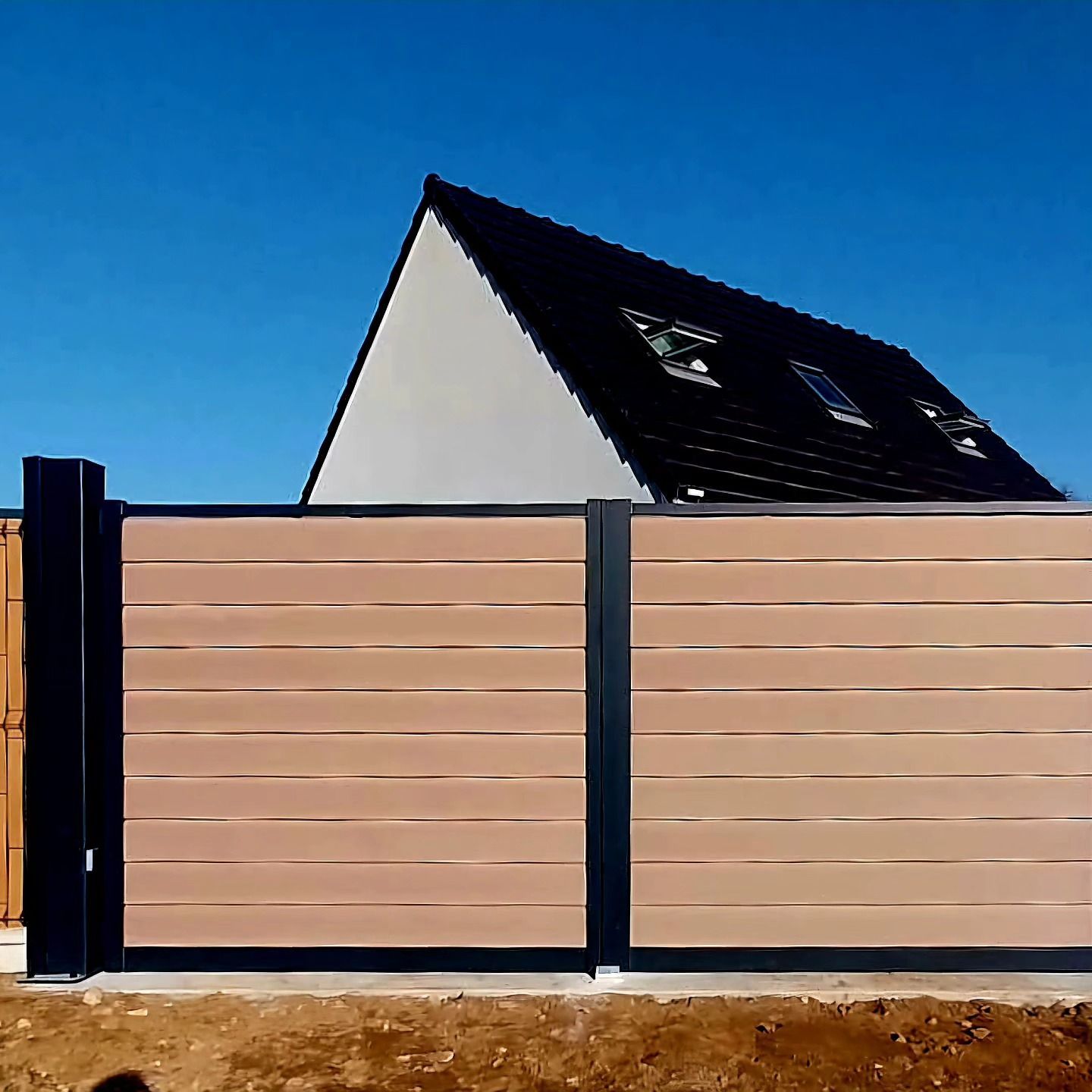 Clôtures en aluminium et en bois.