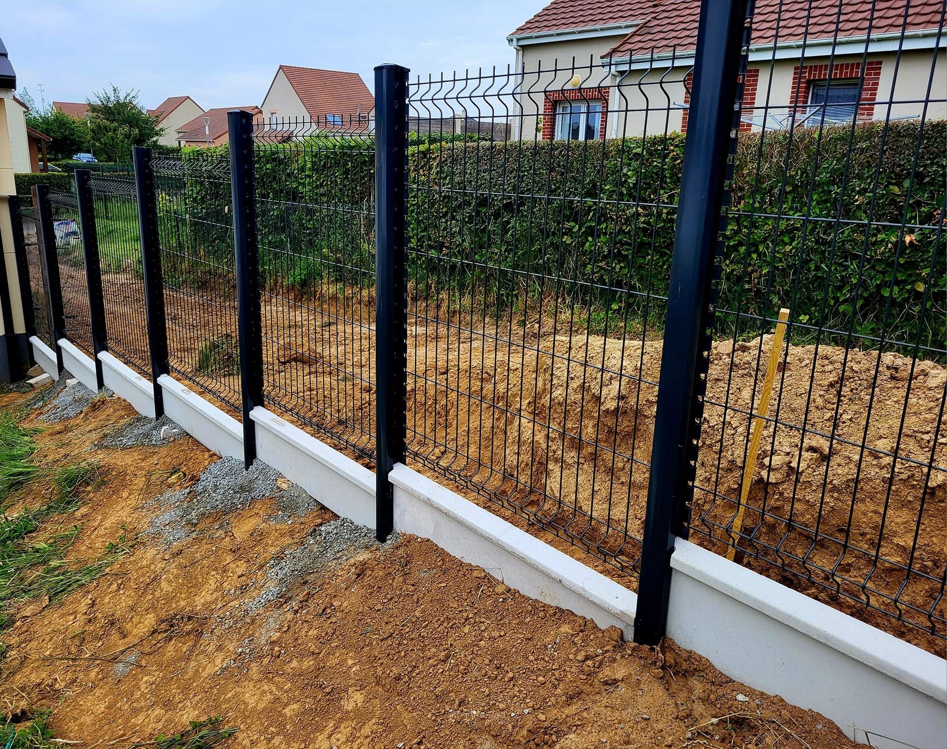 Clôture en aluminium noir.