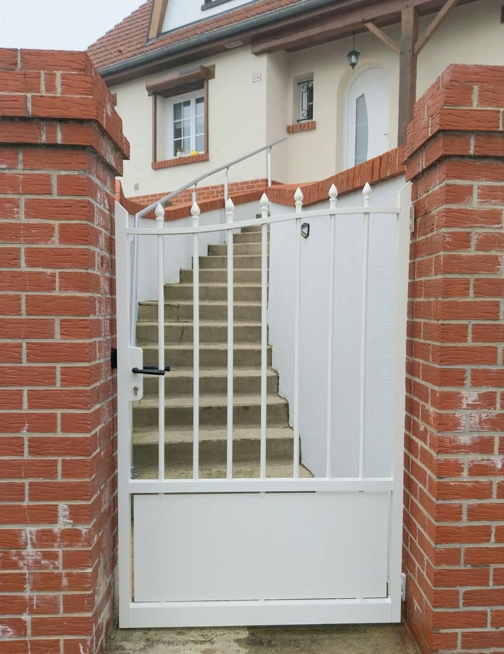 Clôtures en aluminium et en bois.