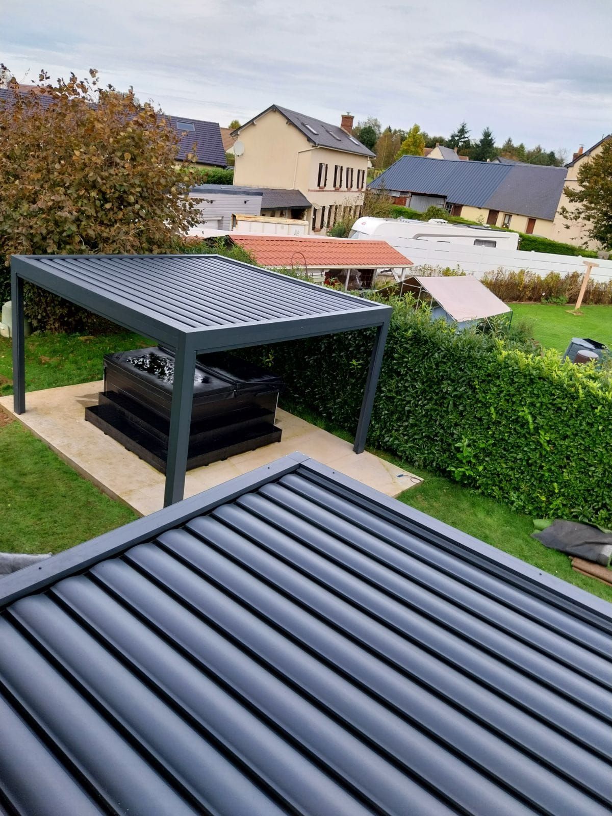 Vue du dessus de deux pergolas.