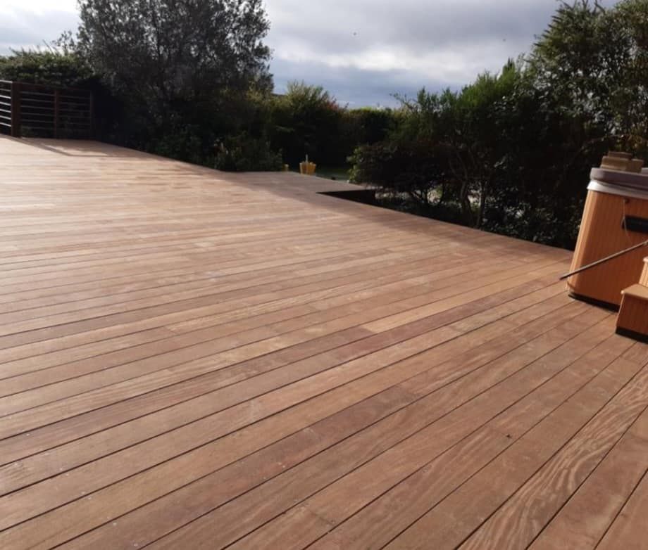 Gros plan sur les planches en bois d'une grande terrasse.