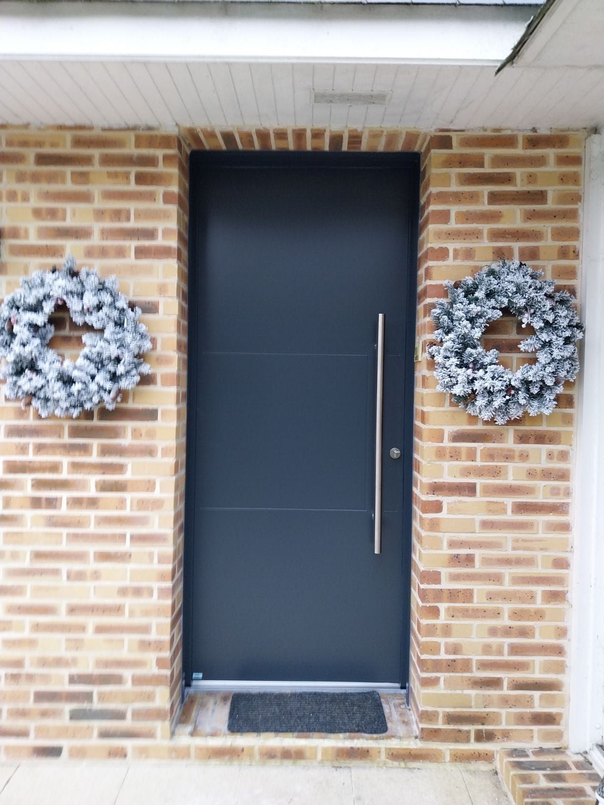 Une porte d'entrée en aluminium 02