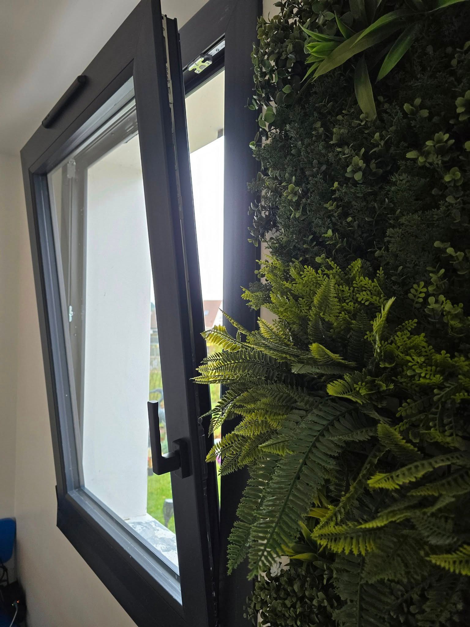 Fenêtre entrouverte.