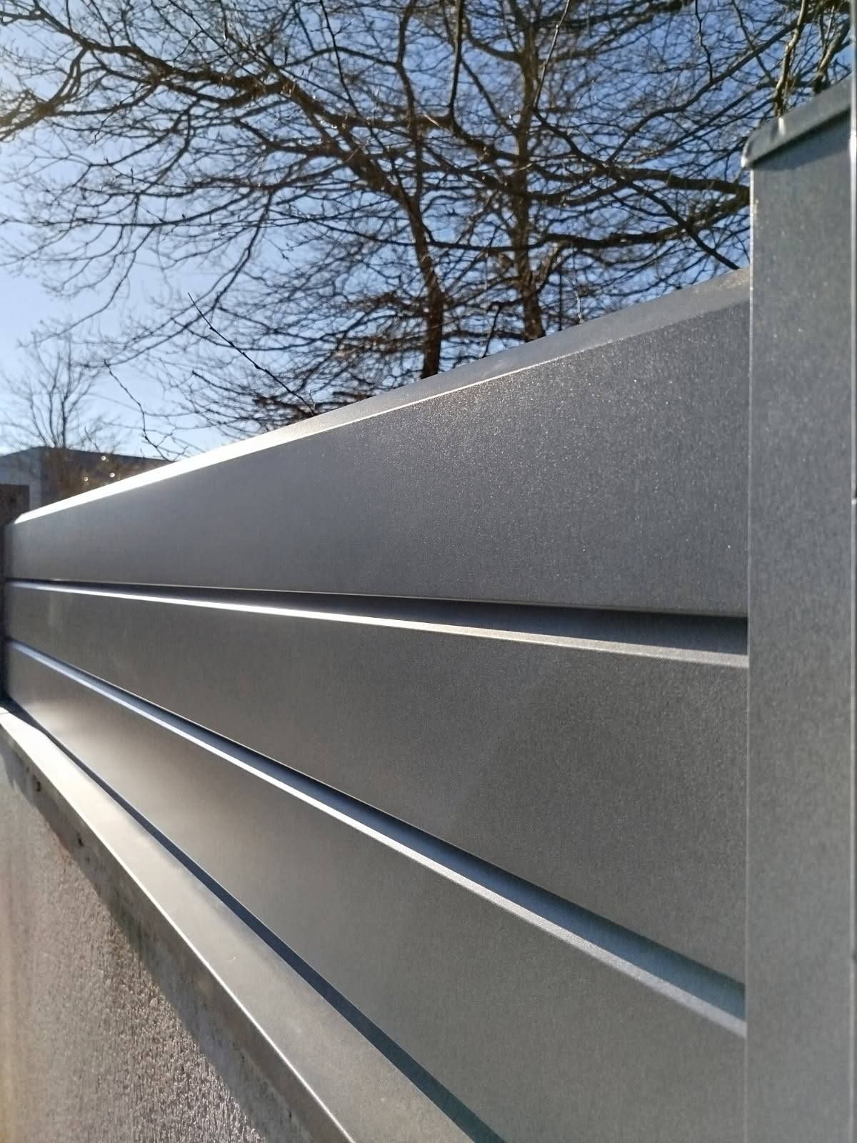 Gros plan sur une clôture en aluminium.