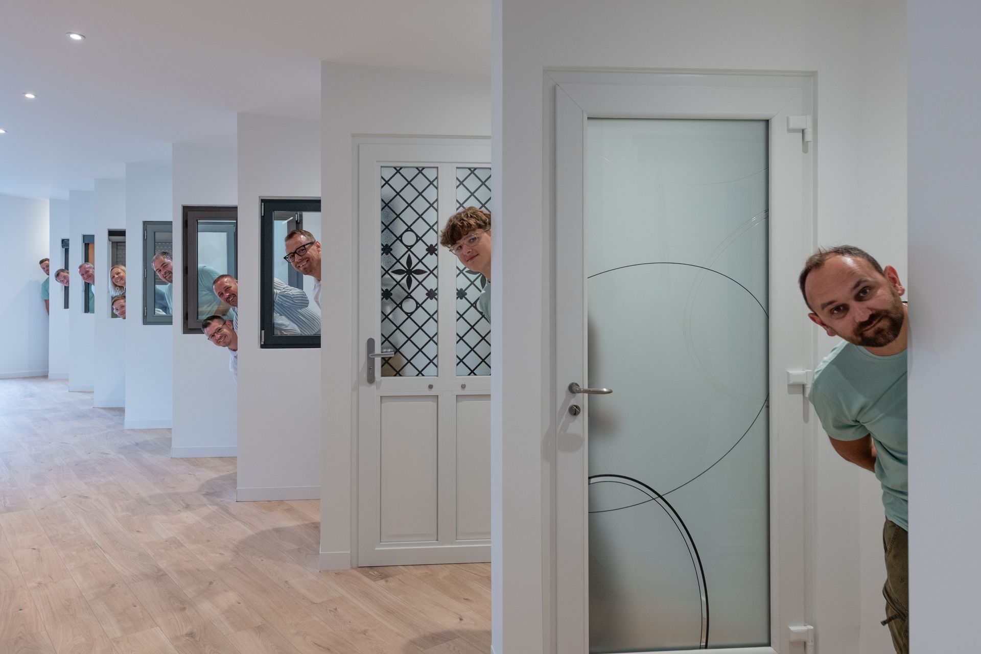 Maison de plain-pied sur un terrain recouvert de cailloux avec au loin un garage.