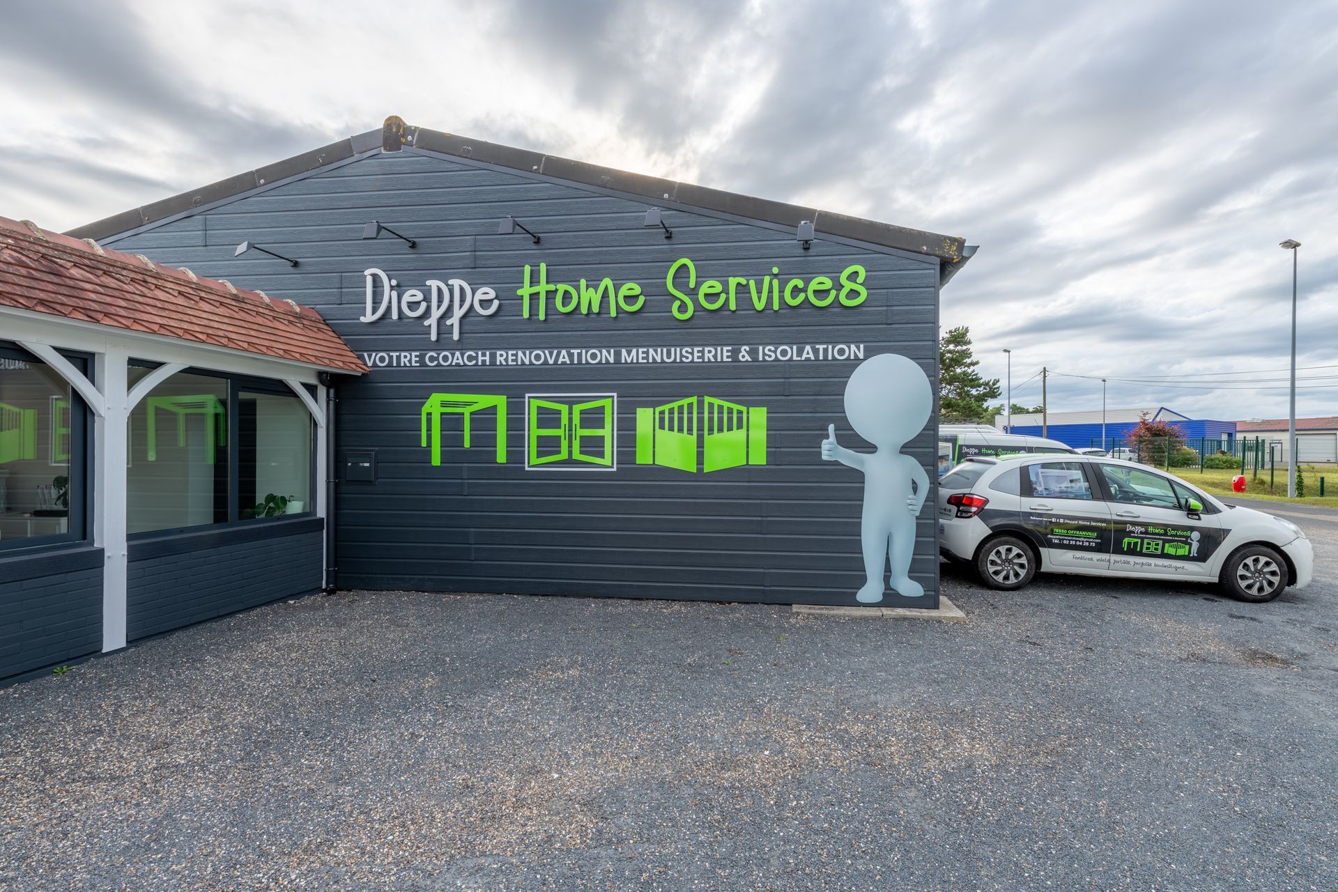 Vue du jardin sur une terrasse sous une pergola.