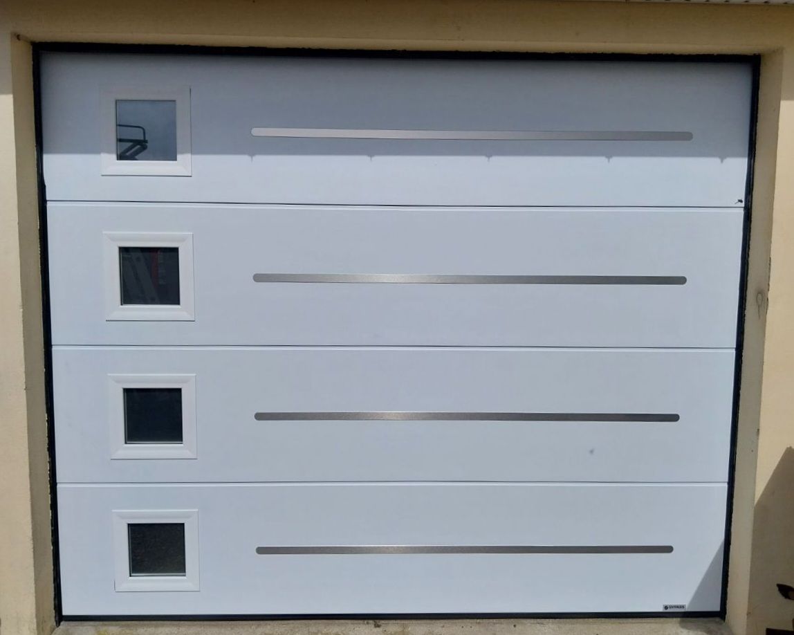 Une porte de garage blanche fermée.