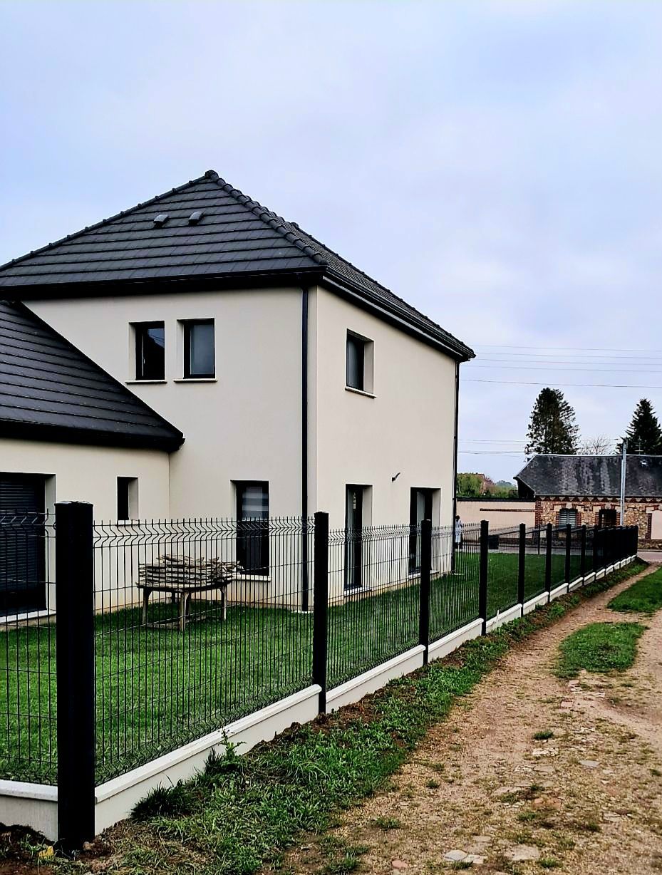 Clôtures en aluminium autour du terrain d'une habitation.
