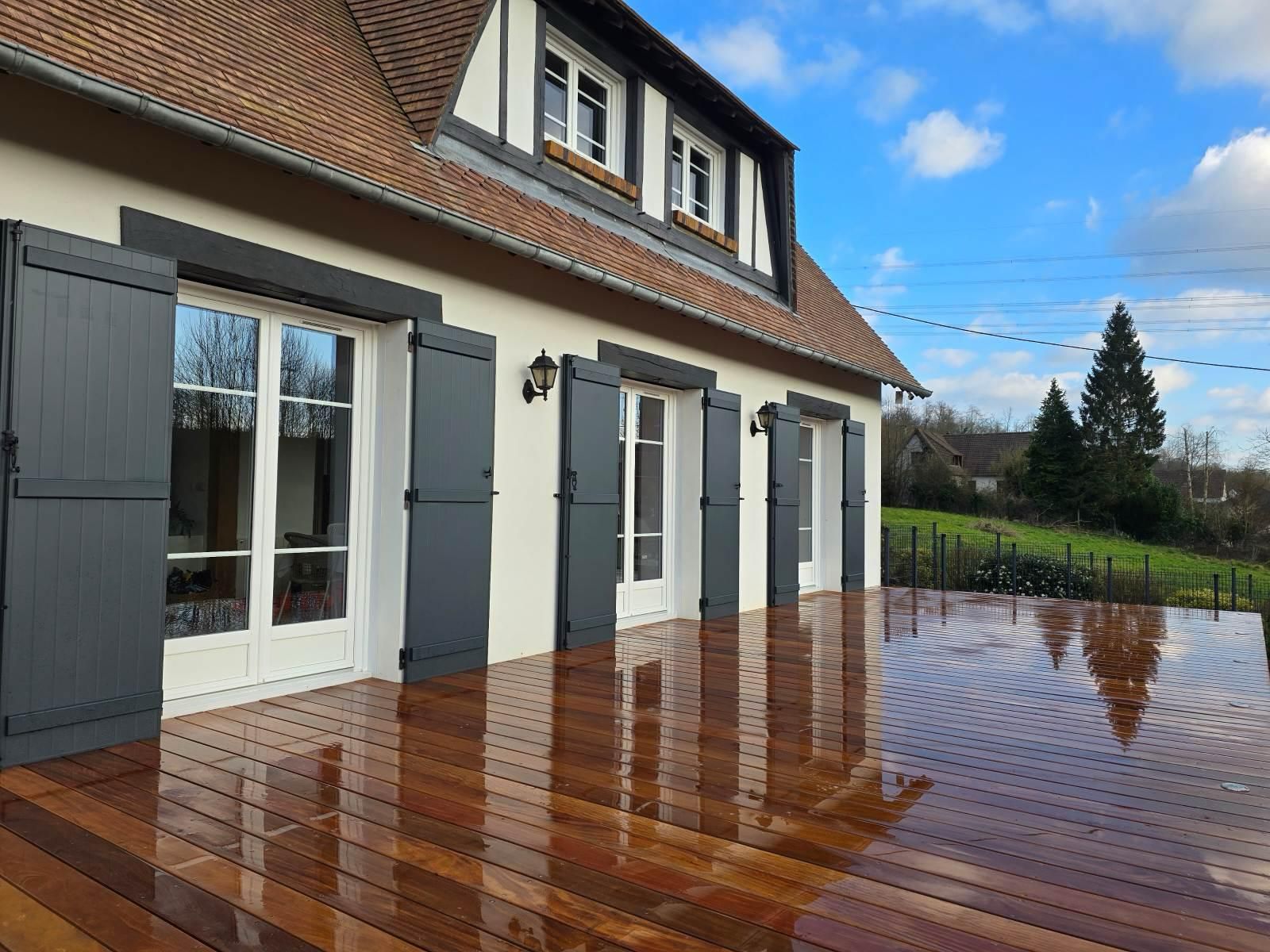 Terrasse en bois d'une habitation au bois brillant.