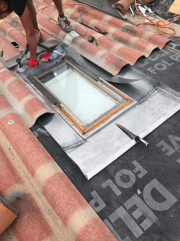 Fenêtre de toit en cours d'installation