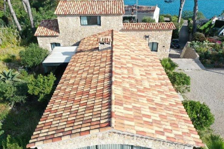 Vue de côté d'une maison avec une toiture récemment refaite