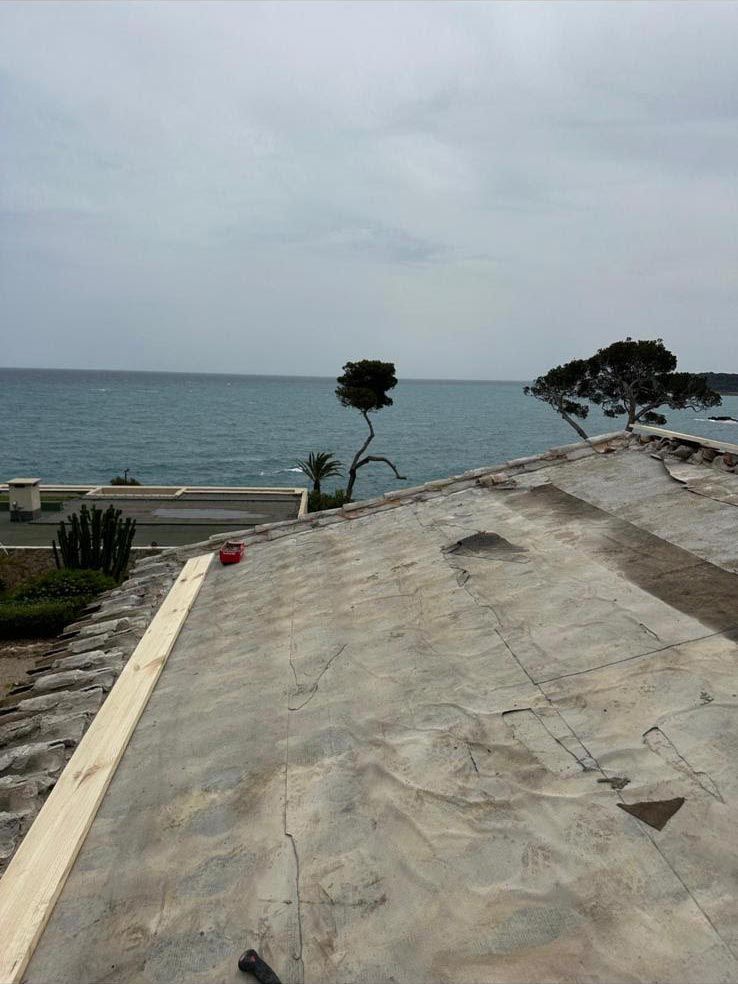 Pose de l'écran d'étanchéité d'une toiture