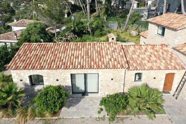 Vue de face d'une maison avec une toiture refaite récemment