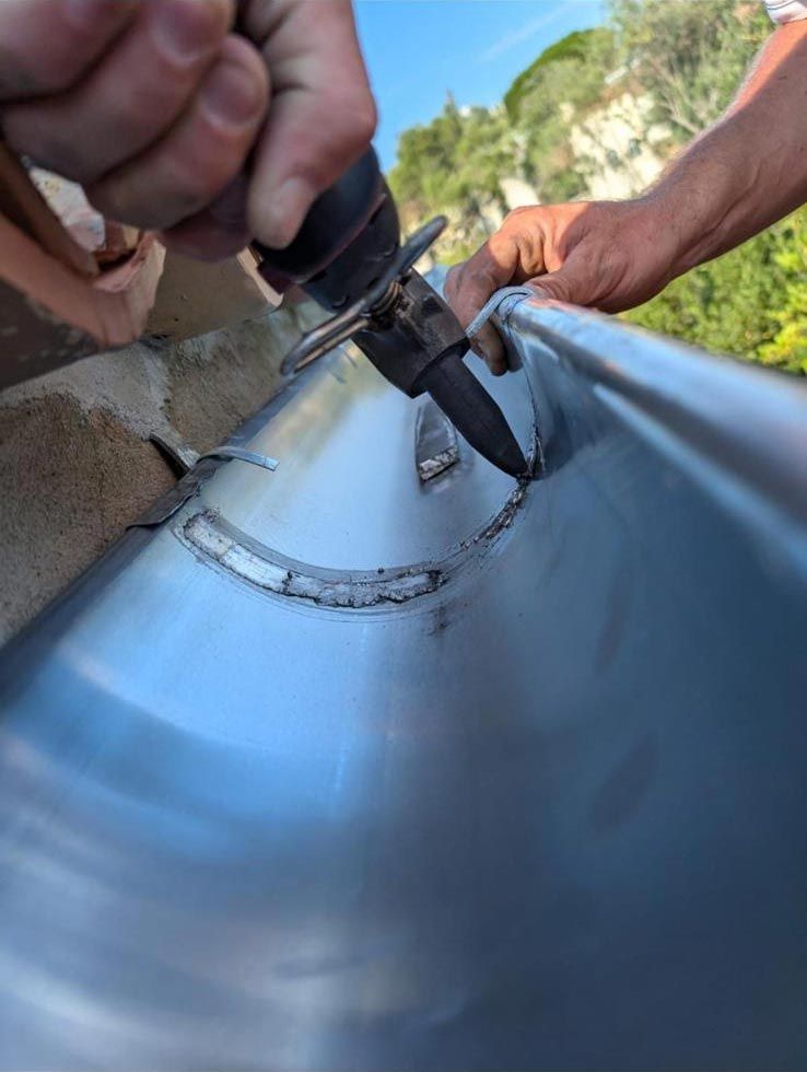 Gros plan d'une soudure d'une gouttière