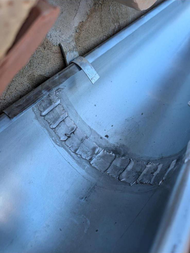 Gros plan sur une soudure d'une gouttière